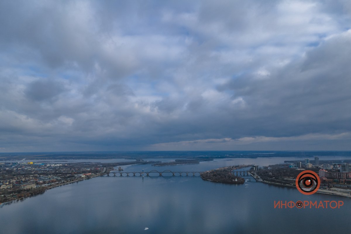 ...не должен искать тебе смысл, мечту и стелить перед сном негу...