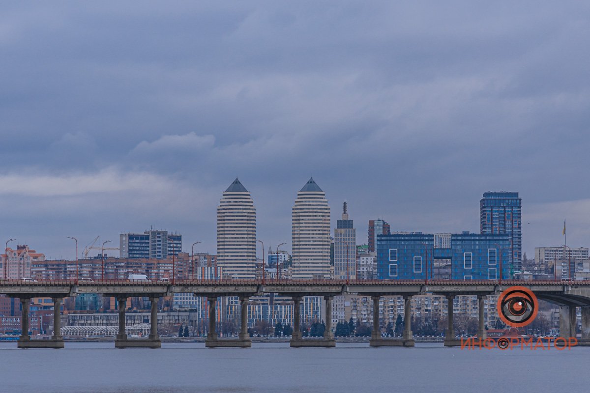 Они научились идти в ночи, вспоминая свет, их скелет — металл...