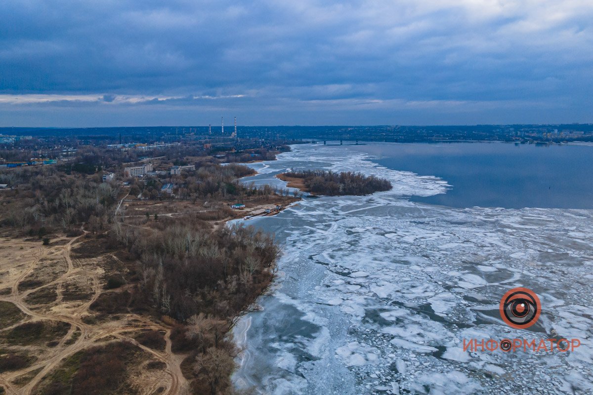 Просто добиваться вниманья, бросаясь вниз от своих преград...