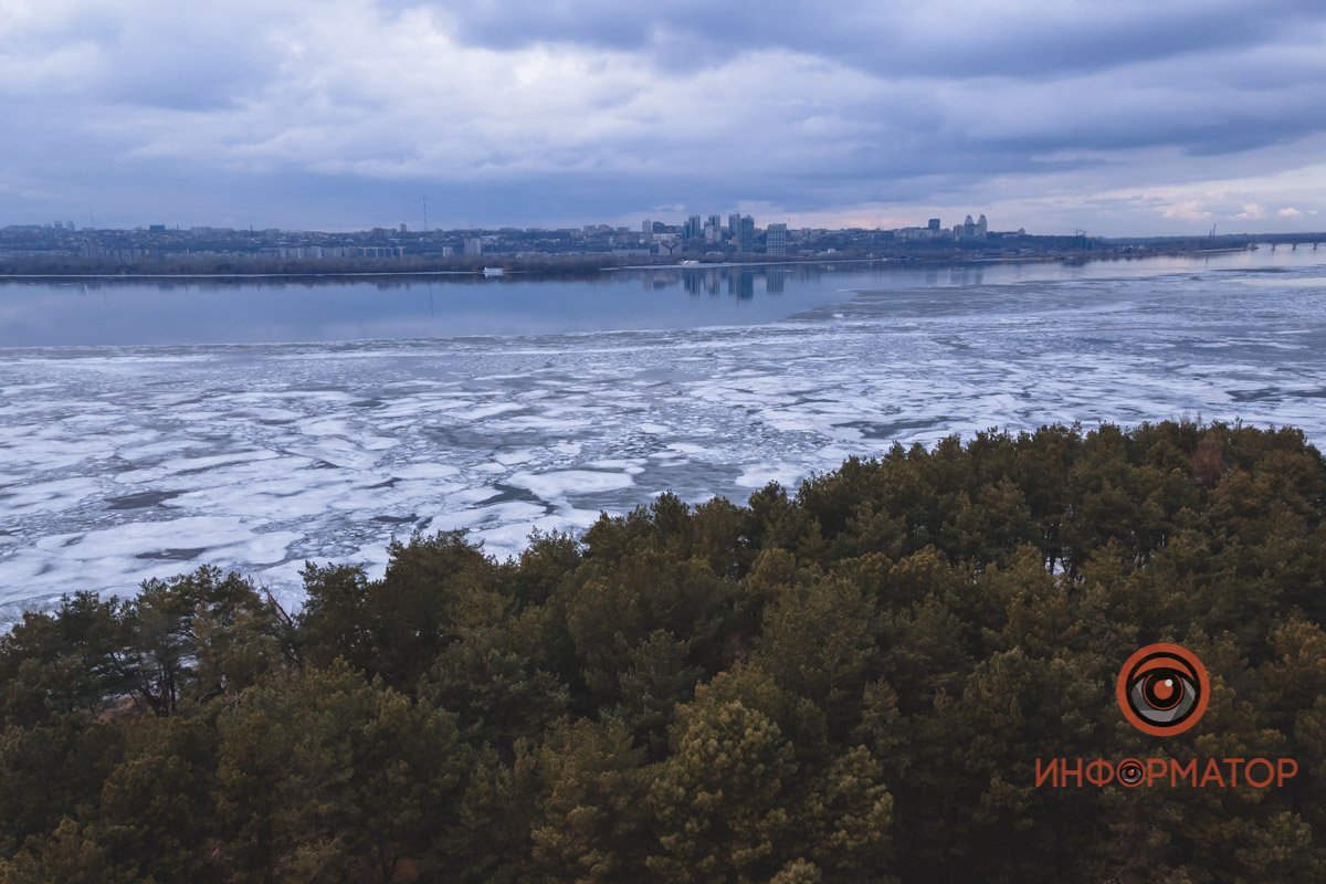 Но каждый раз, опуская руки, ты швыряешь в урну их вечный труд.