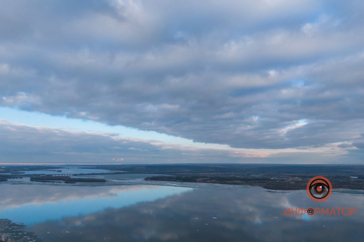 ...что не спят и глядят в кино, как ковбои пьют из железных фляг.
