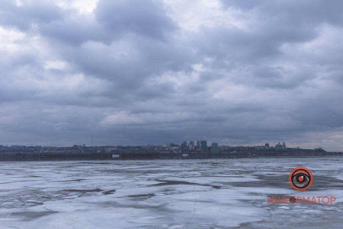 Что едят фастфуд, звонят бывшим, стоят у окна, закуривая в затяг, вспоминают все свои драмы.