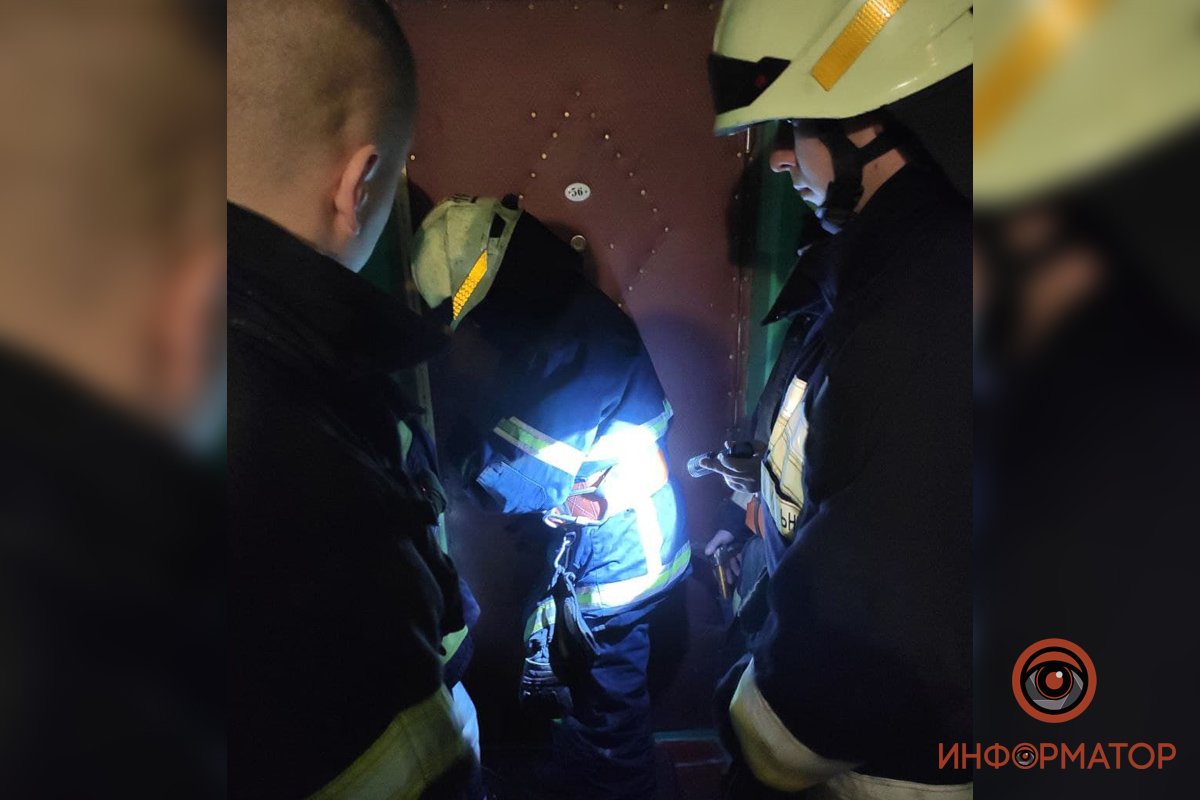 Спасатели пытались открыть дверь, но она была заперта изнутри Спасатели пытались открыть дверь, но она была заперта изнутри