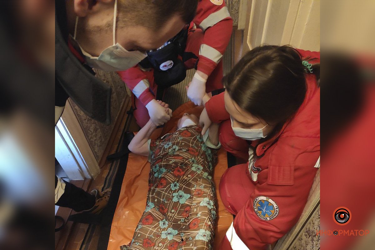 Бабушку погрузили на носилки и доставили в больницу, чтобы убедиться, что с ней все в порядке Бабушку погрузили на носилки и доставили в больницу, чтобы убедиться, что с ней все в порядке