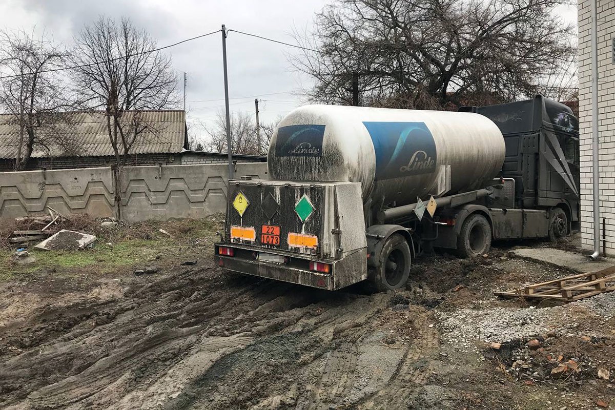 В Днепре грузовик с кислородом для аппаратов ИВЛ застрял в грязи на территории больницы 1