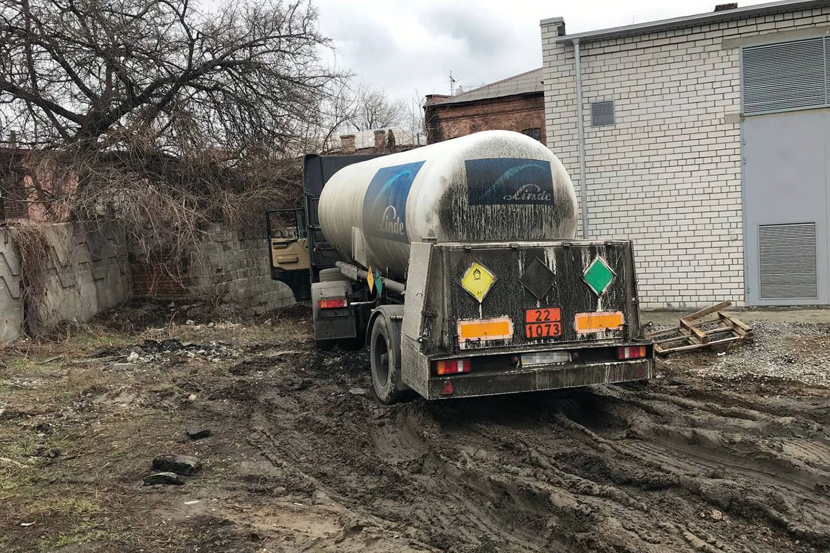 В Днепре грузовик с кислородом для аппаратов ИВЛ застрял в грязи на территории больницы 2