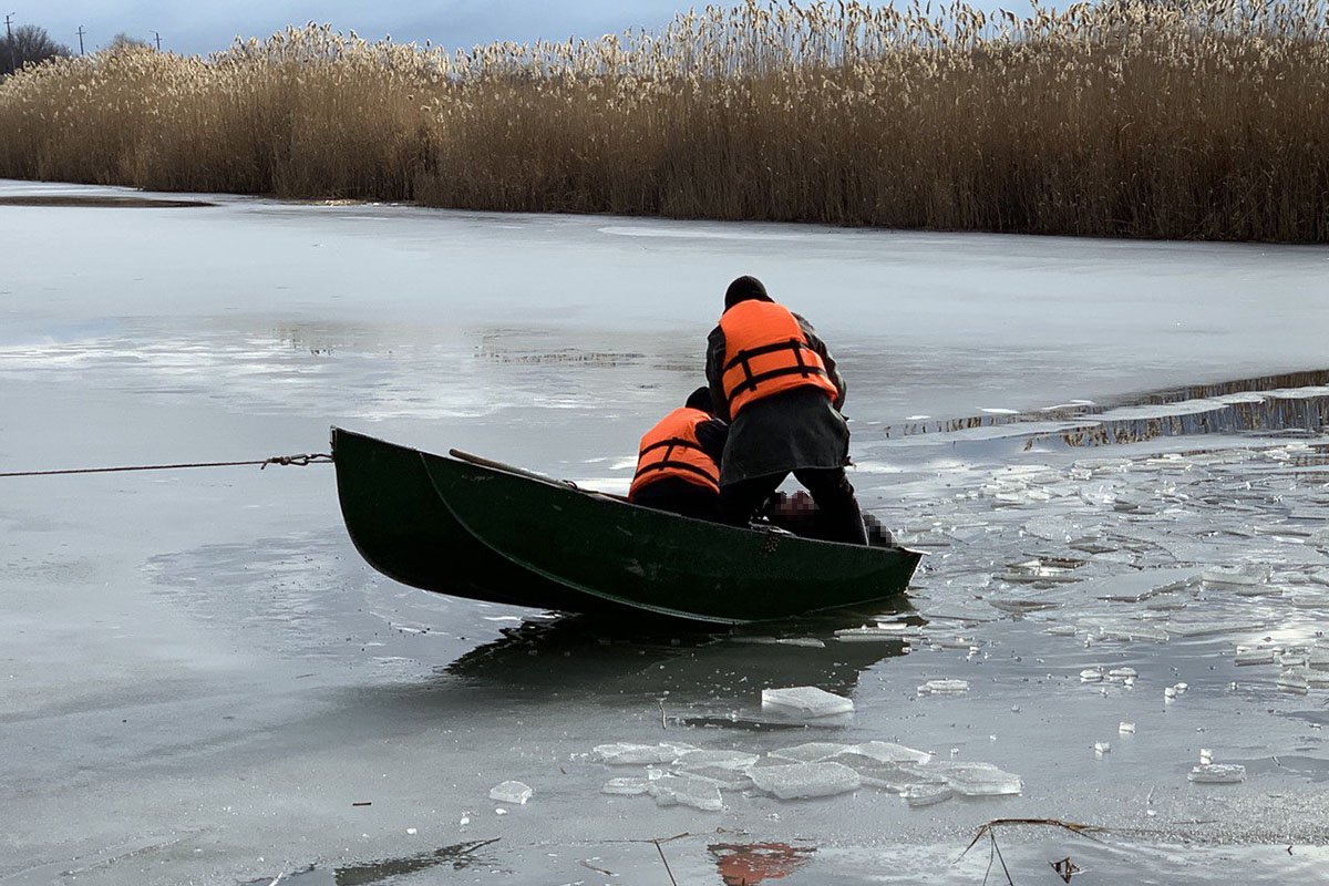 Тело мужчины из воды доставали спасатели