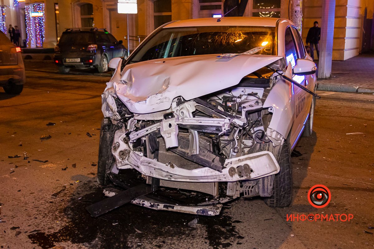 Столкнулись Infiniti и Renault службы такси Uklon Столкнулись Infiniti и Renault службы такси Uklon