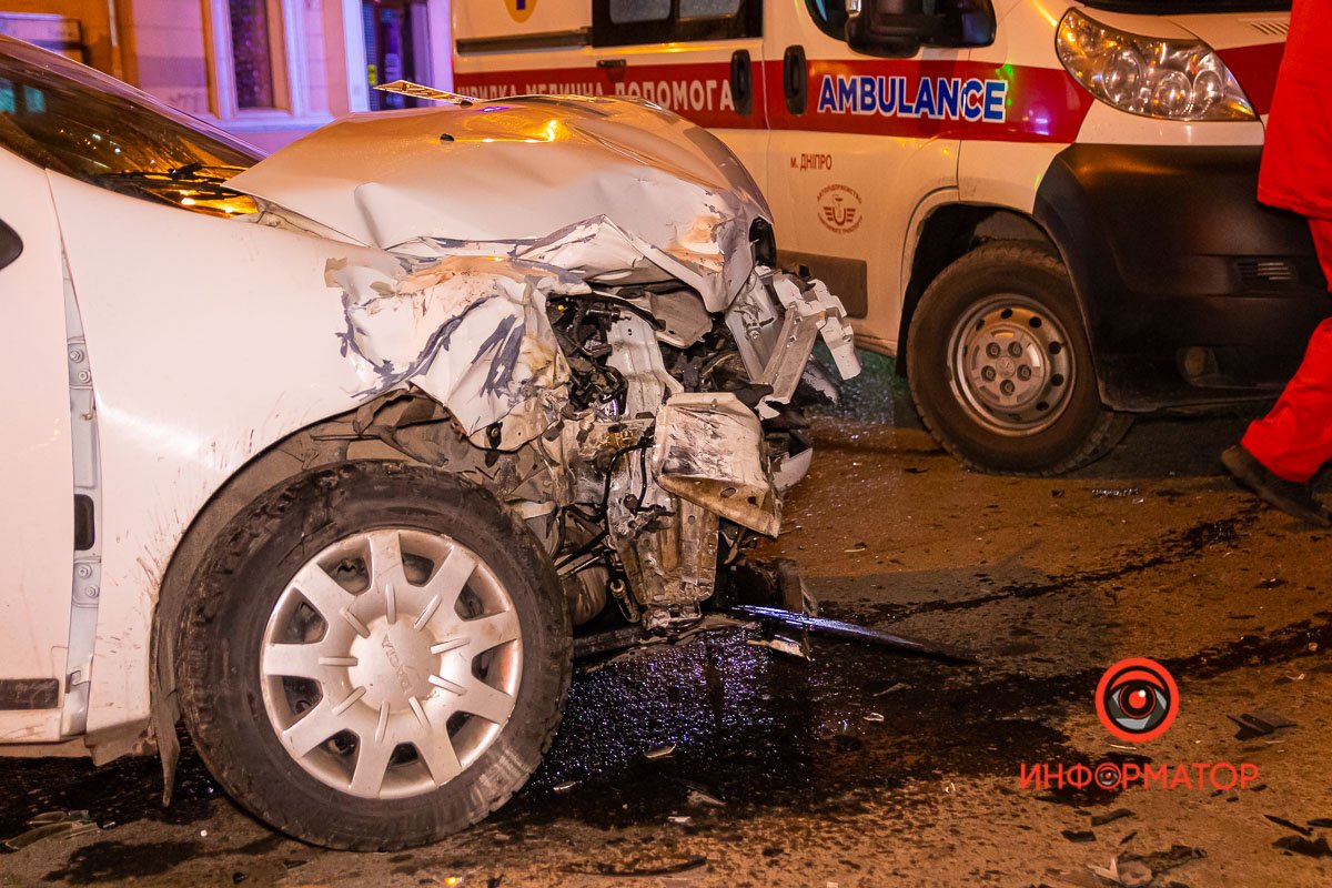 Сотрудники полиции устанавливают, кто ехал на какой сигнал светофора Сотрудники полиции устанавливают, кто ехал на какой сигнал светофора