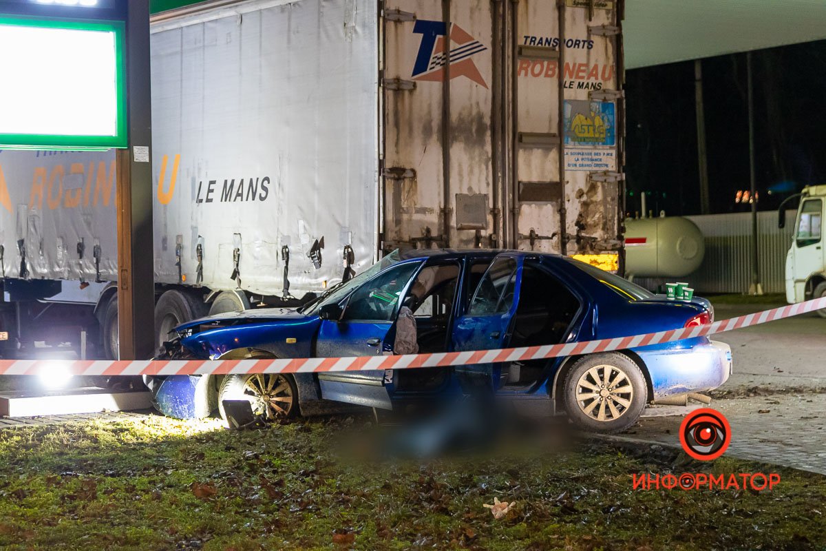 Chevrolet врезался в припаркованную фуру