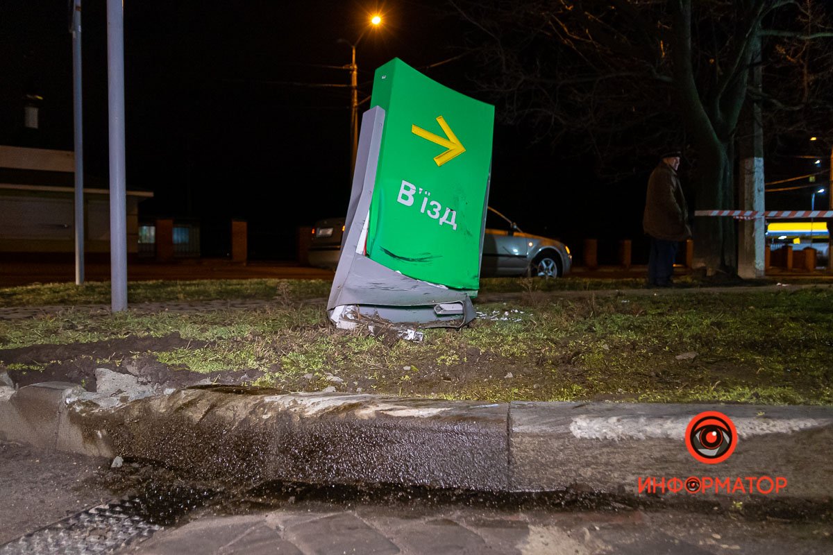 И сбило указатель въезда на заправку