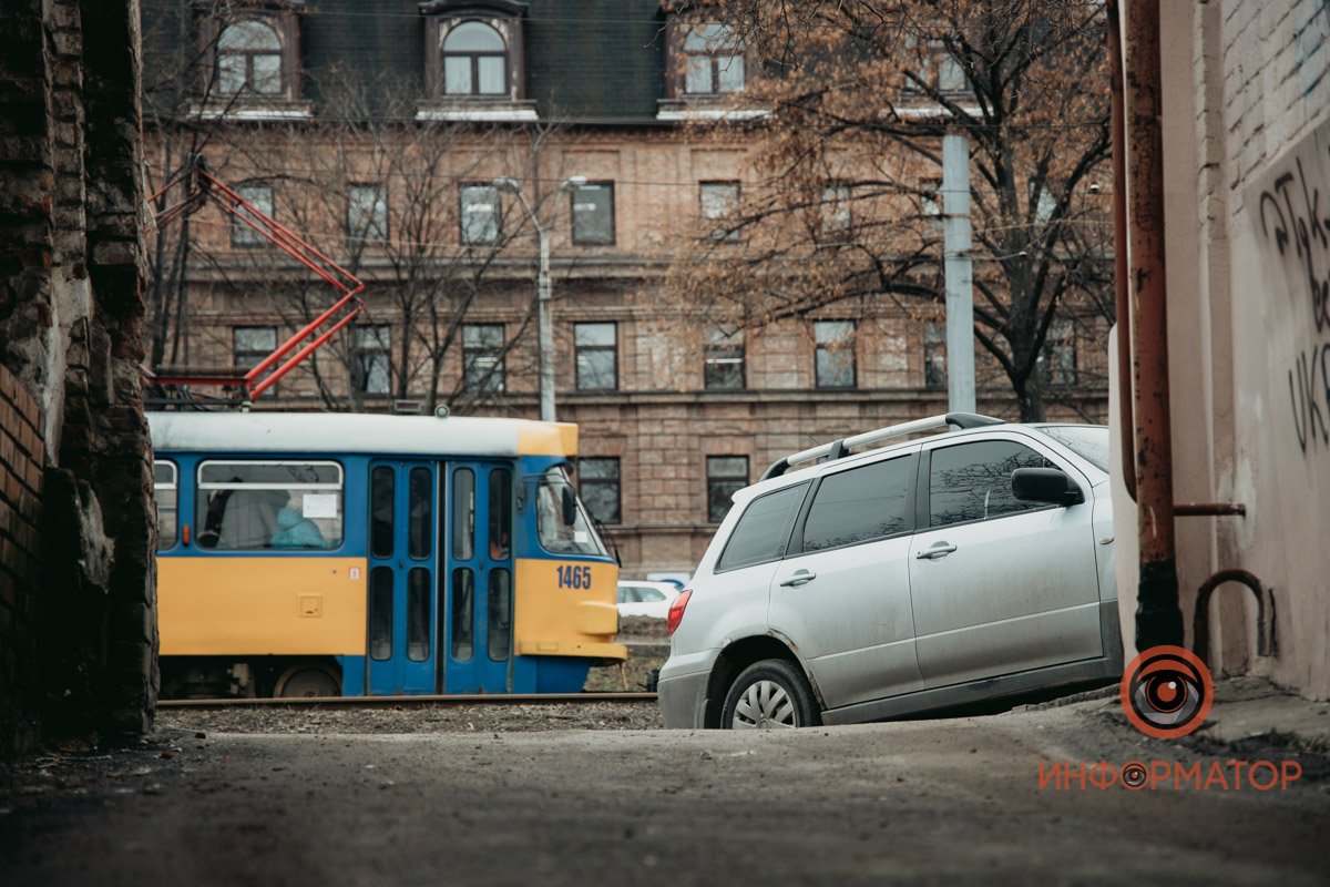 Бояться шума, потому что из-за него можно не услышать шаги врага