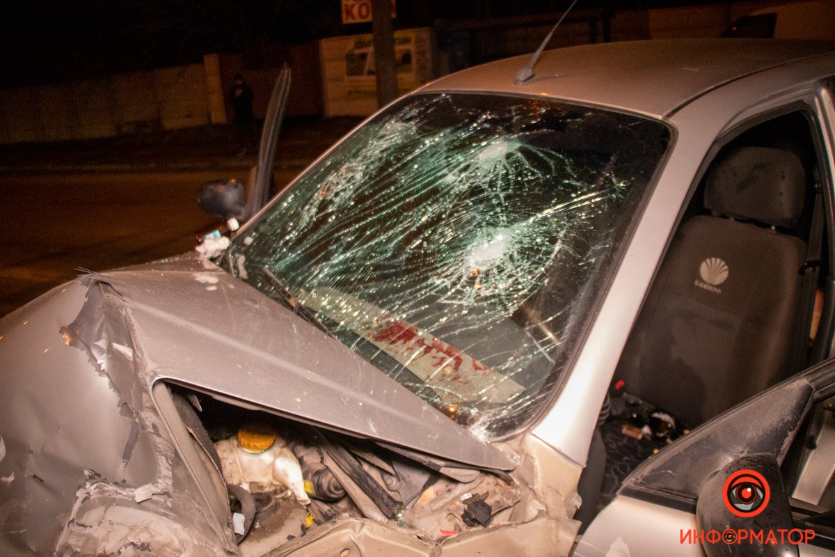 Nexia остановился перед переходом, пропуская пешехода Nexia остановился перед переходом, пропуская пешехода