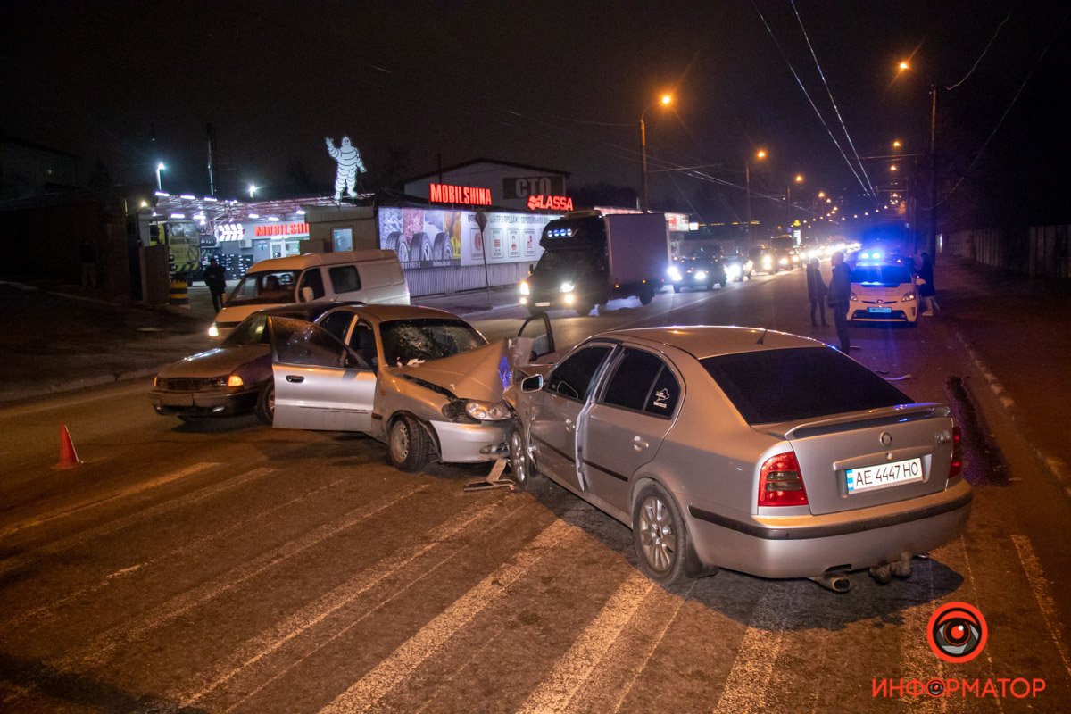 На встречной полосе стояла Skoda, пропуская пешехода На встречной полосе стояла Skoda, пропуская пешехода