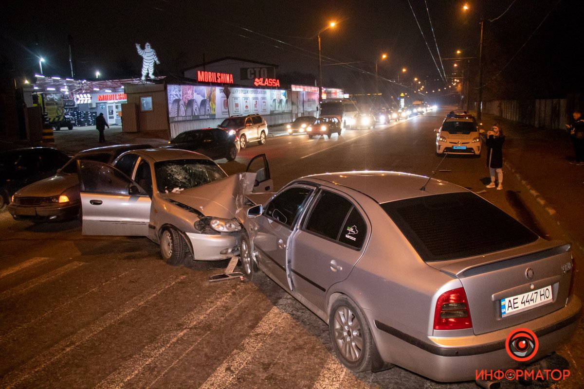 От удара автомобили отбросило в сторону, и они зацепили Daewoo Nexia От удара автомобили отбросило в сторону, и они зацепили Daewoo Nexia