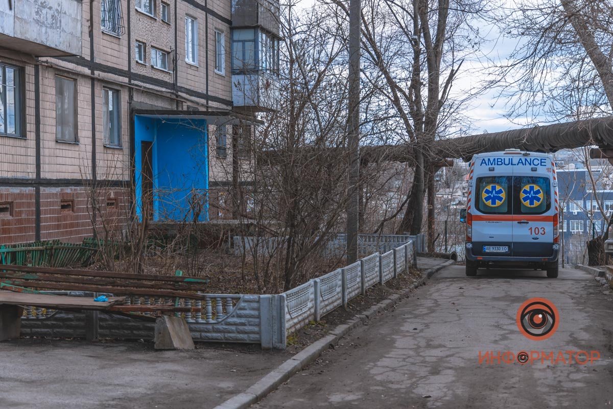 Стал задыхаться и упал замертво: в Днепре на Поля умер мужчина 1