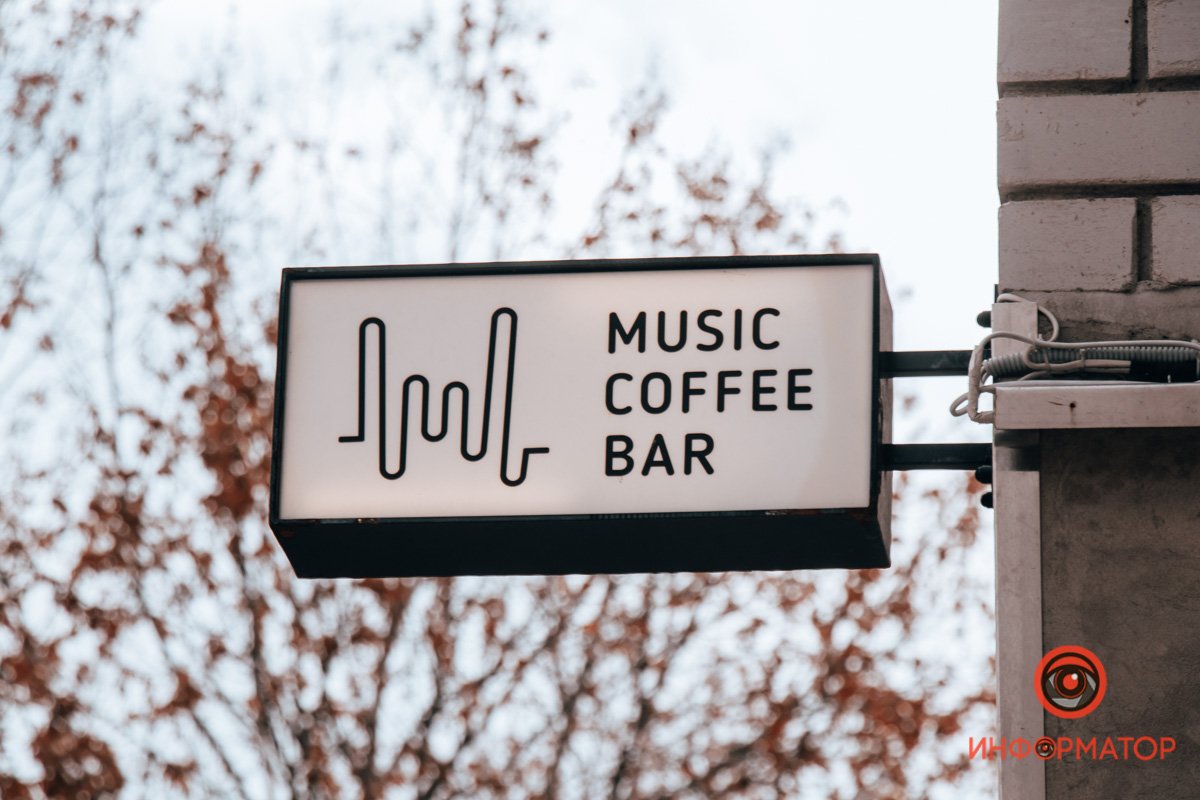 Внутри виниловый проигрыватель