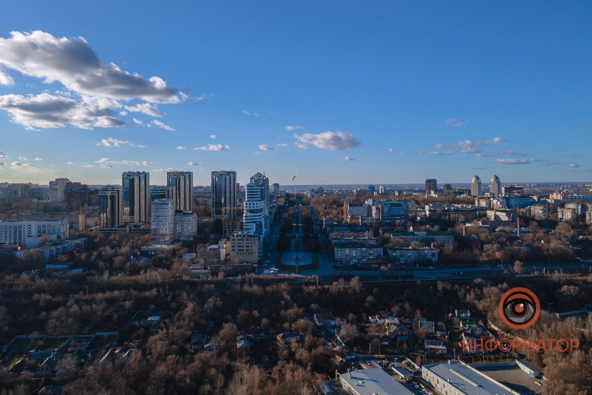 Она заводила с деревьями споры, Когда заходила в мои сады.