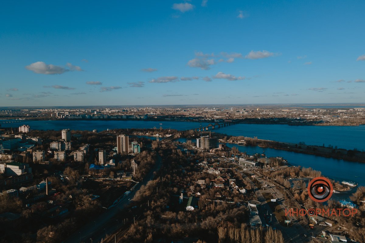 И где проходила, журча и пенясь,- Там травы тянулись на яркий свет.