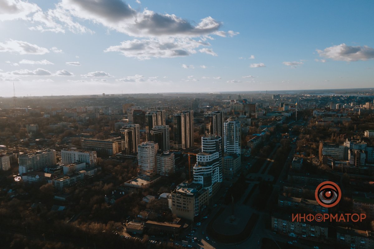 И лист, пробегающий по ступеням, Напоминал о густой листве,