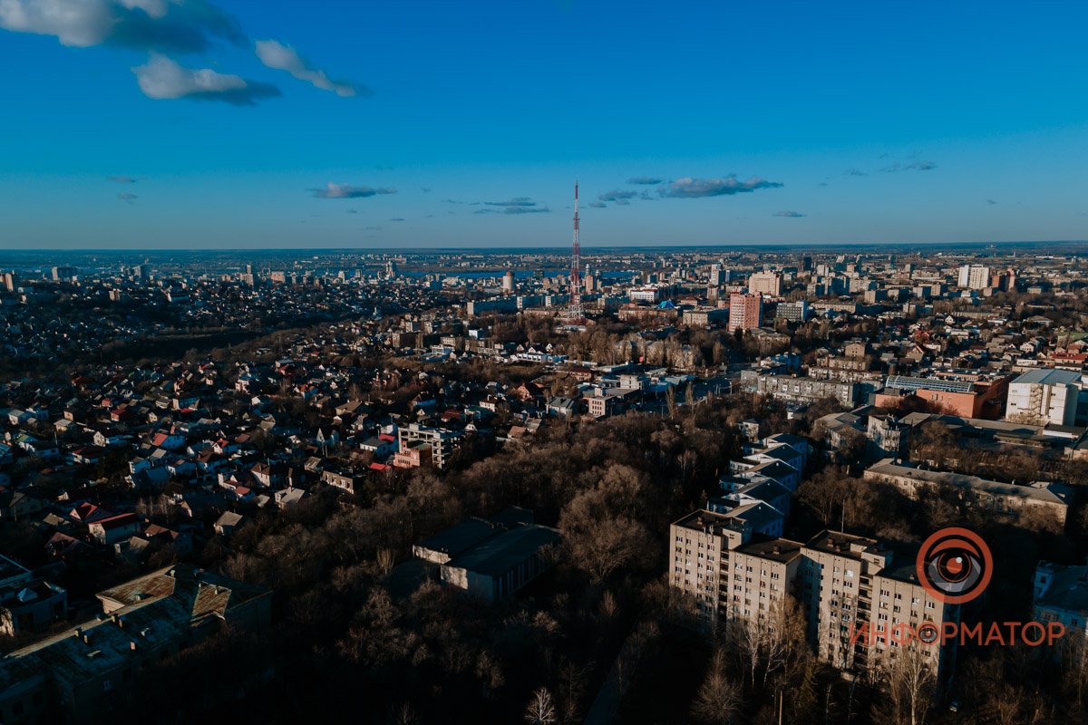 Ей помнится птиц пролетавших клекот И первый в их жизни весенний день. И вечер…