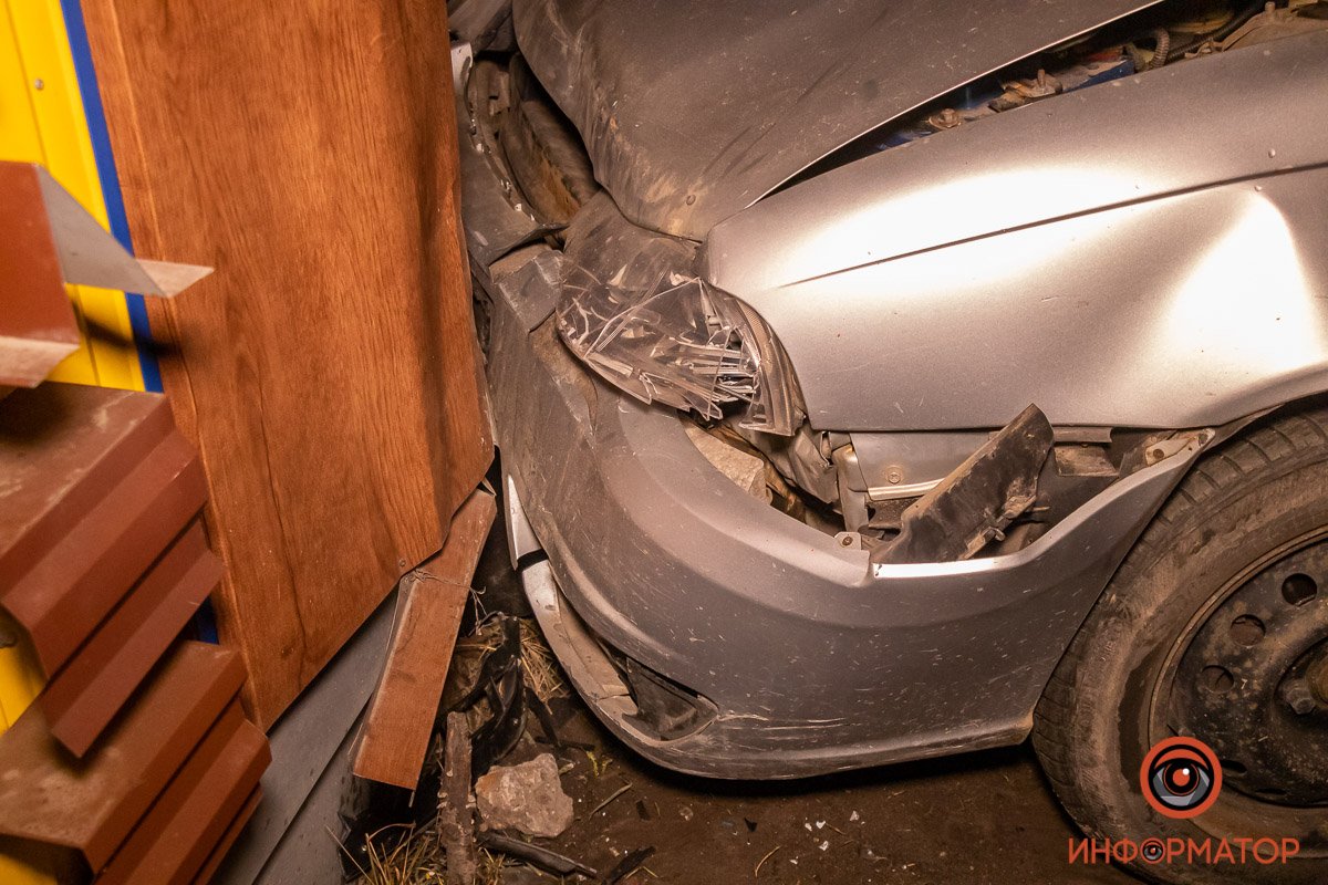 Водитель автомобиля Daewoo Nexia врезался в забор и скрылся с места ДТП Водитель автомобиля Daewoo Nexia врезался в забор и скрылся с места ДТП