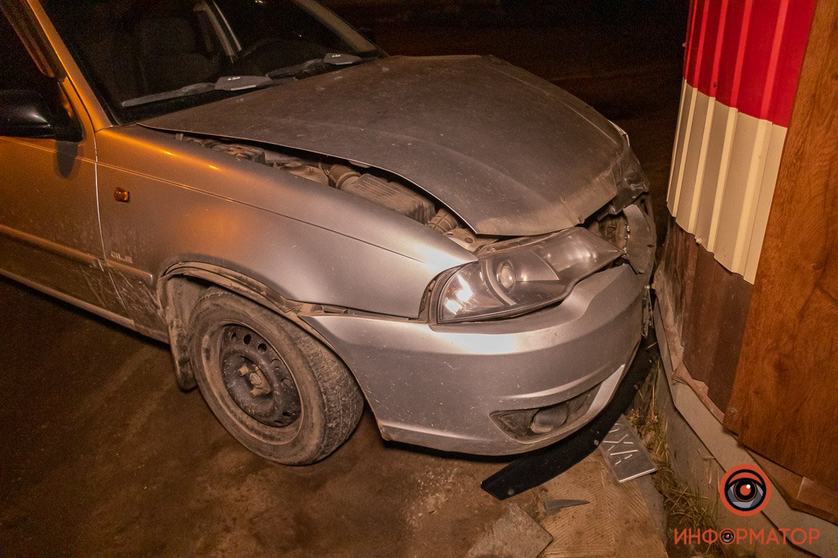 Мужчина не справился с управлением и выехал на встречную полосу, а после врезался в забор Мужчина не справился с управлением и выехал на встречную полосу, а после врезался в забор