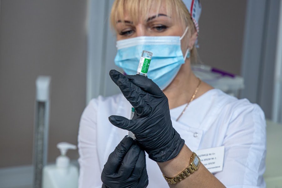 На Днепропетровщине от COVID-19 вакцинировали уже 830 медиков 1