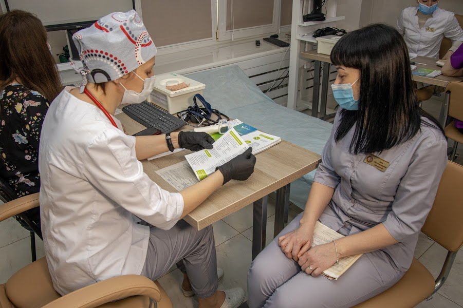 На Днепропетровщине от COVID-19 вакцинировали уже 830 медиков 2