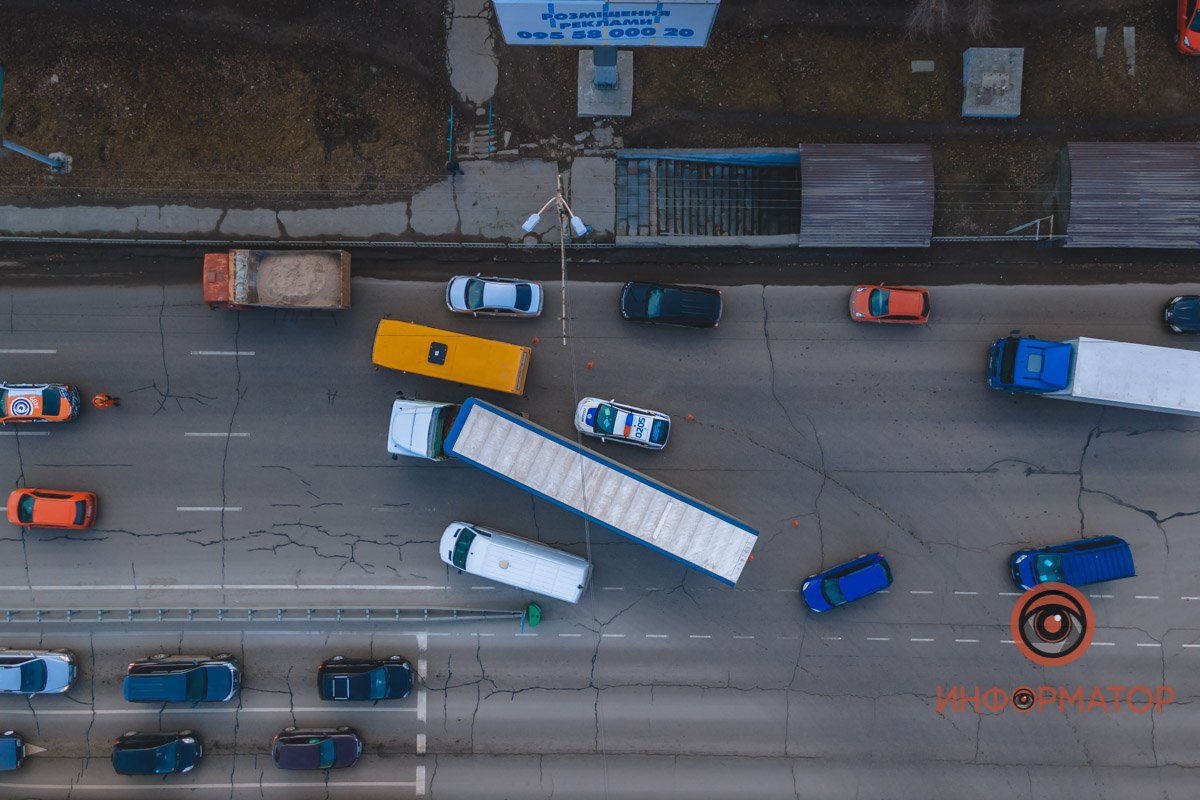 В Днепре на Запорожском шоссе столкнулись фура и маршрутка №107: образовалась пробка 1