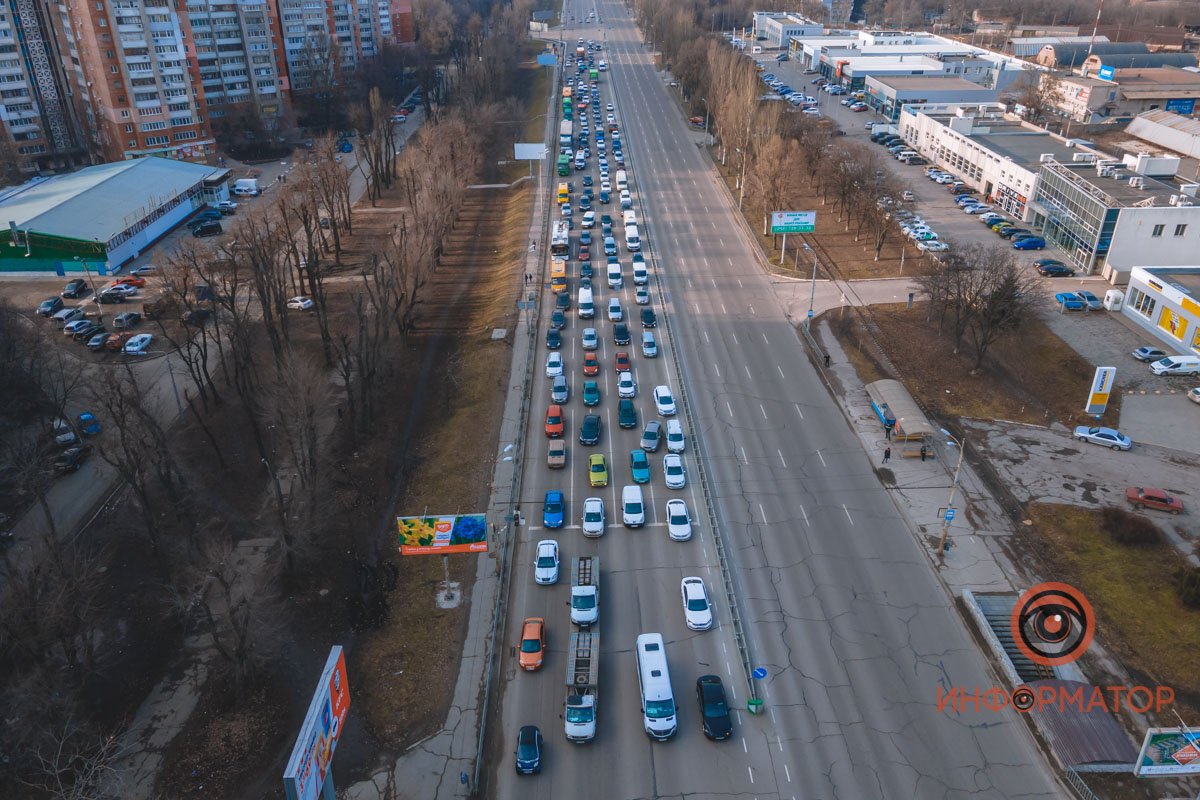 В Днепре на Запорожском шоссе столкнулись фура и маршрутка №107: образовалась пробка 2