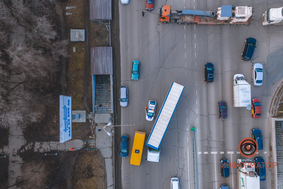 В Днепре на Запорожском шоссе столкнулись фура и маршрутка №107: образовалась пробка 3