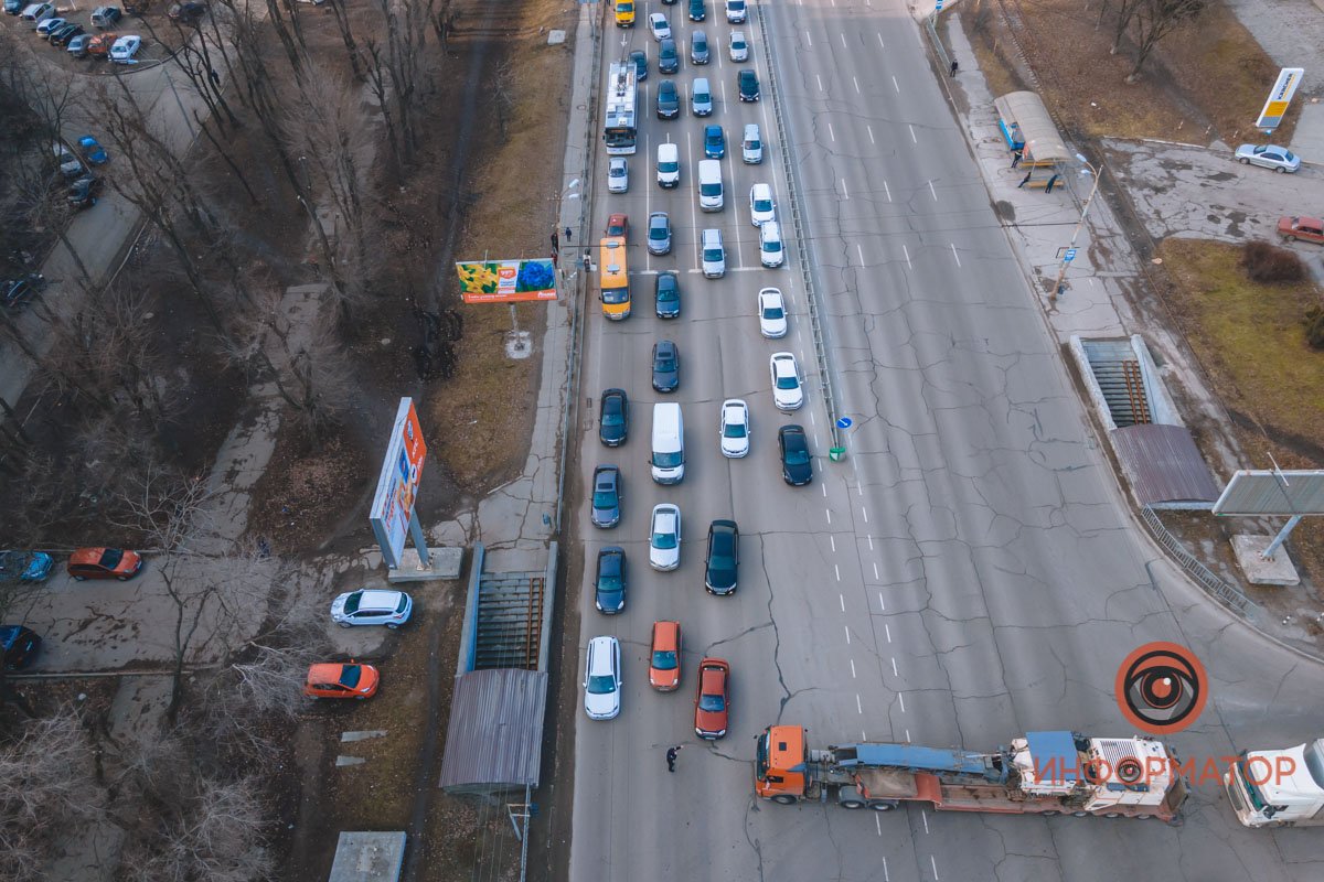 В Днепре на Запорожском шоссе столкнулись фура и маршрутка №107: образовалась пробка 4