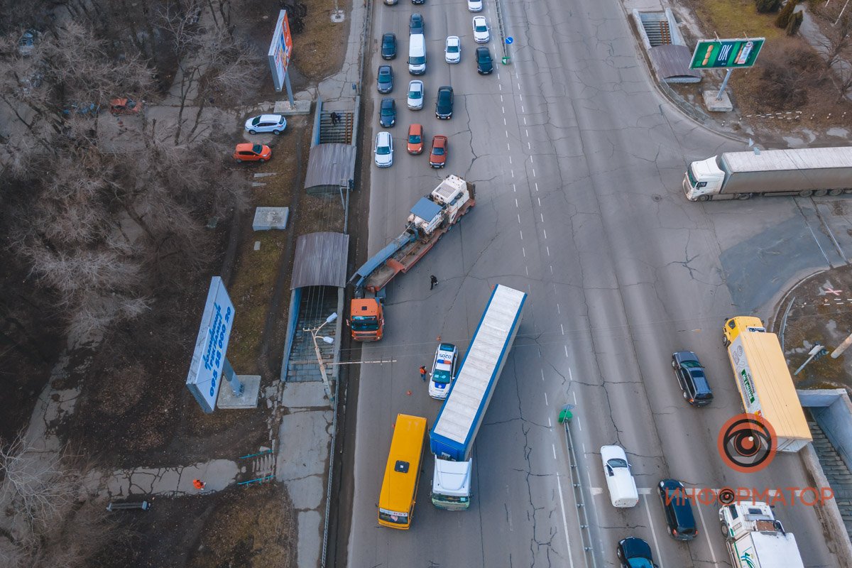 В Днепре на Запорожском шоссе столкнулись фура и маршрутка №107: образовалась пробка 6