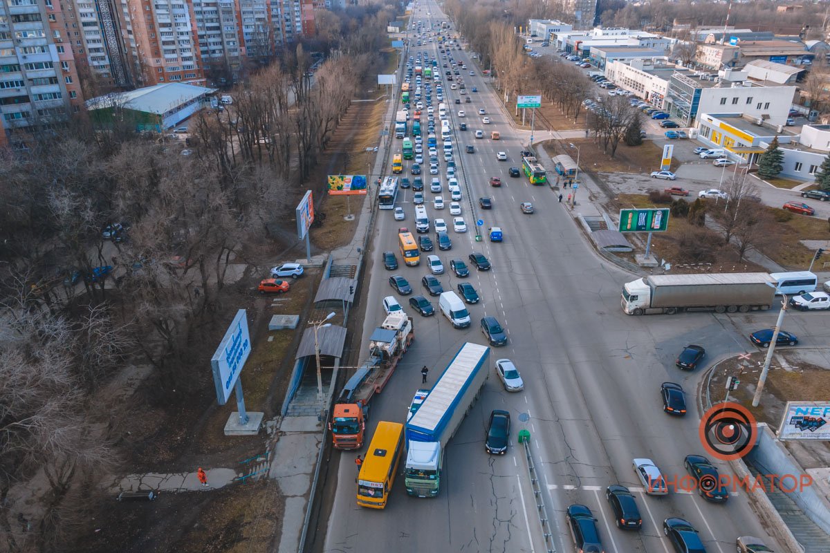 В Днепре на Запорожском шоссе столкнулись фура и маршрутка №107: образовалась пробка 7
