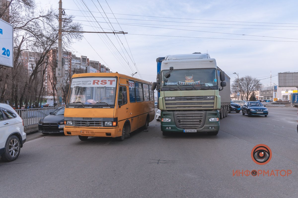 В Днепре на Запорожском шоссе столкнулись фура и маршрутка №107: образовалась пробка 8