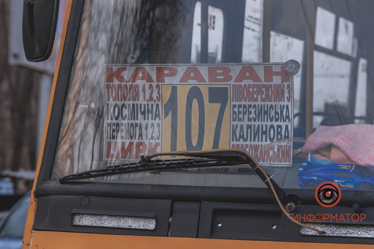 В Днепре на Запорожском шоссе столкнулись фура и маршрутка №107: образовалась пробка 9