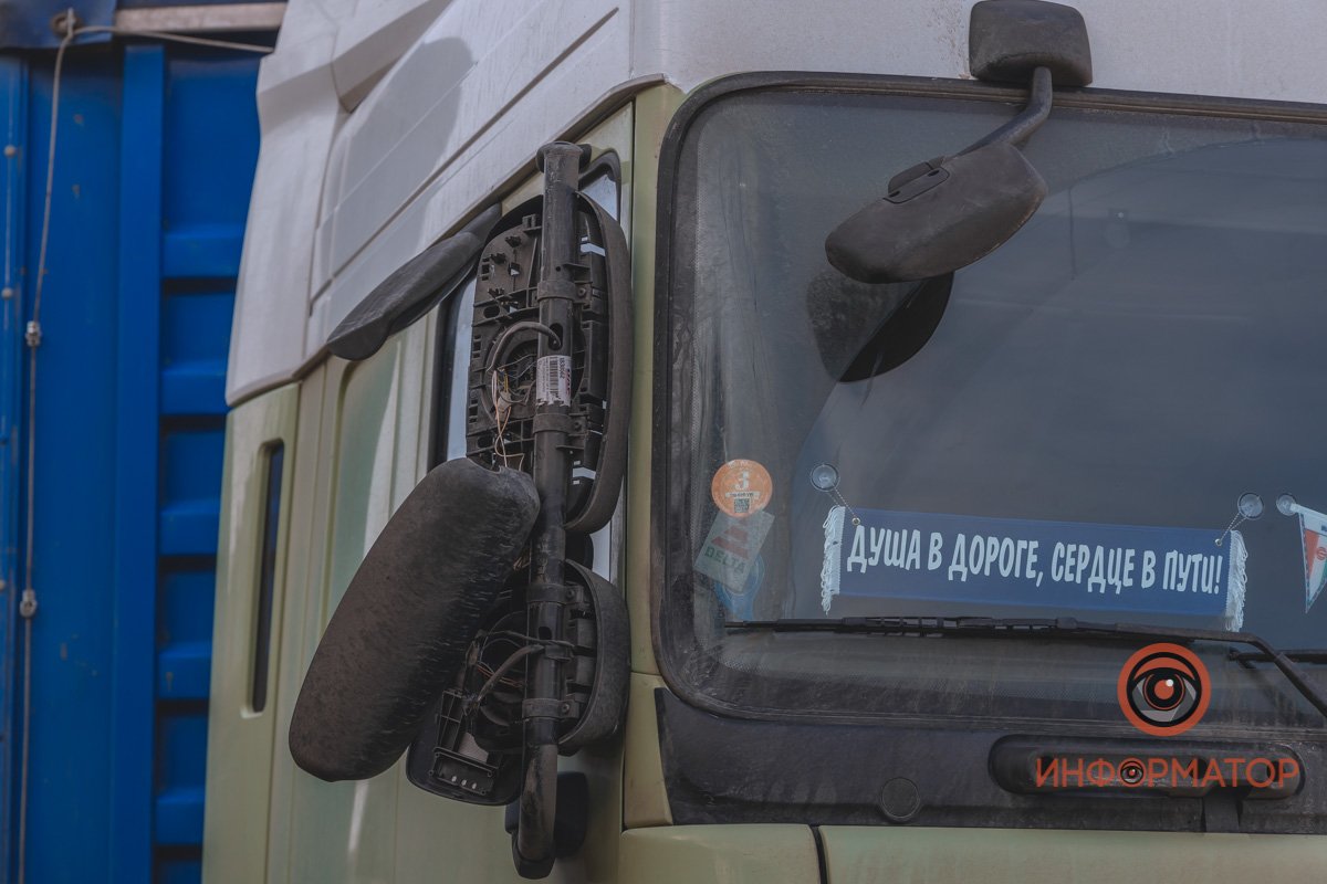 В Днепре на Запорожском шоссе столкнулись фура и маршрутка №107: образовалась пробка 10