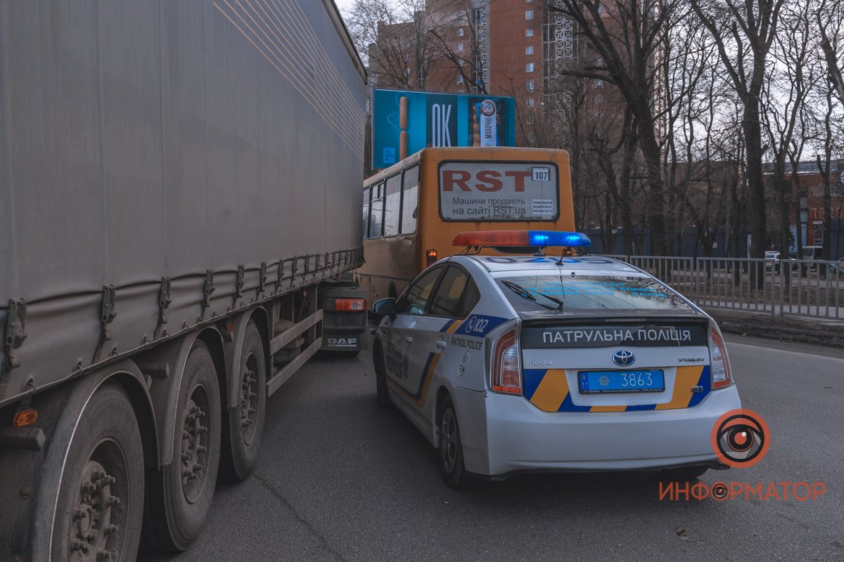 В Днепре на Запорожском шоссе столкнулись фура и маршрутка №107: образовалась пробка 11