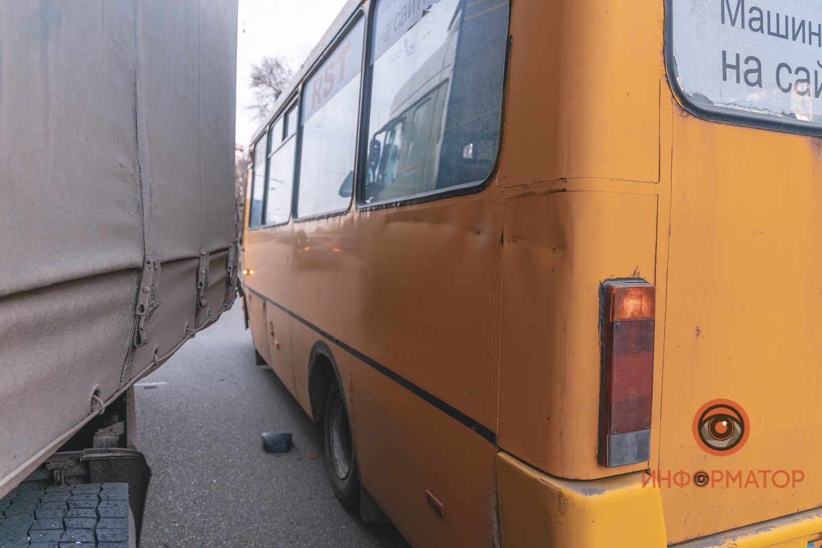 В Днепре на Запорожском шоссе столкнулись фура и маршрутка №107: образовалась пробка 13