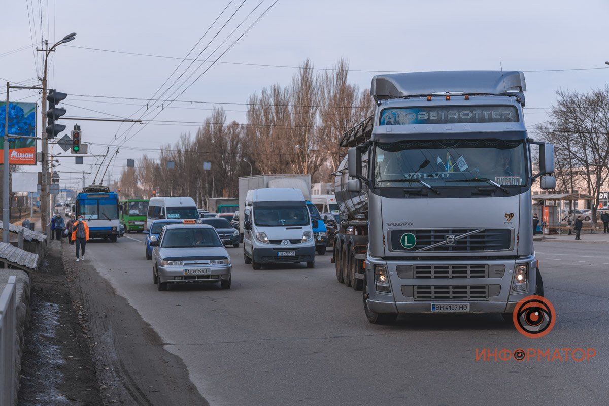 В Днепре на Запорожском шоссе столкнулись фура и маршрутка №107: образовалась пробка 14