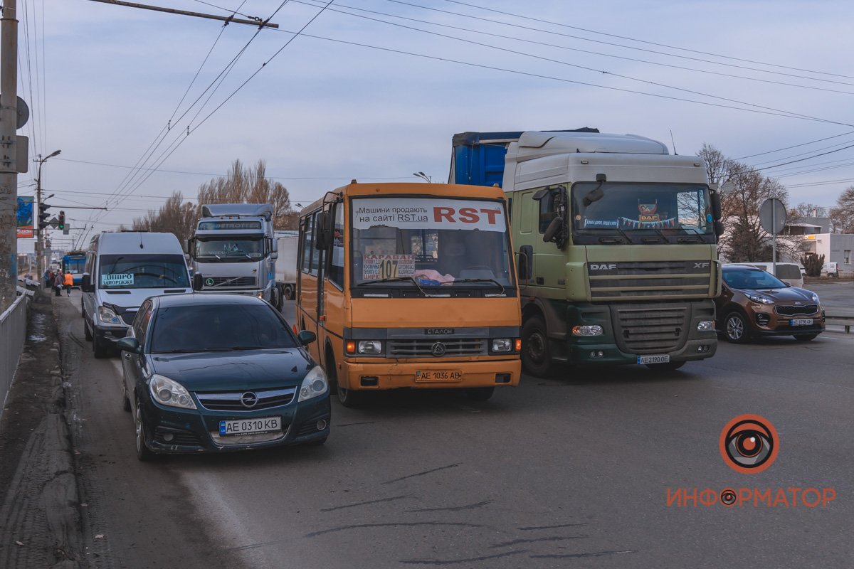 В Днепре на Запорожском шоссе столкнулись фура и маршрутка №107: образовалась пробка 15