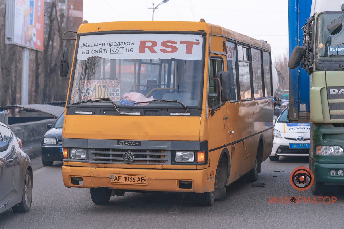 В Днепре на Запорожском шоссе столкнулись фура и маршрутка №107: образовалась пробка 16