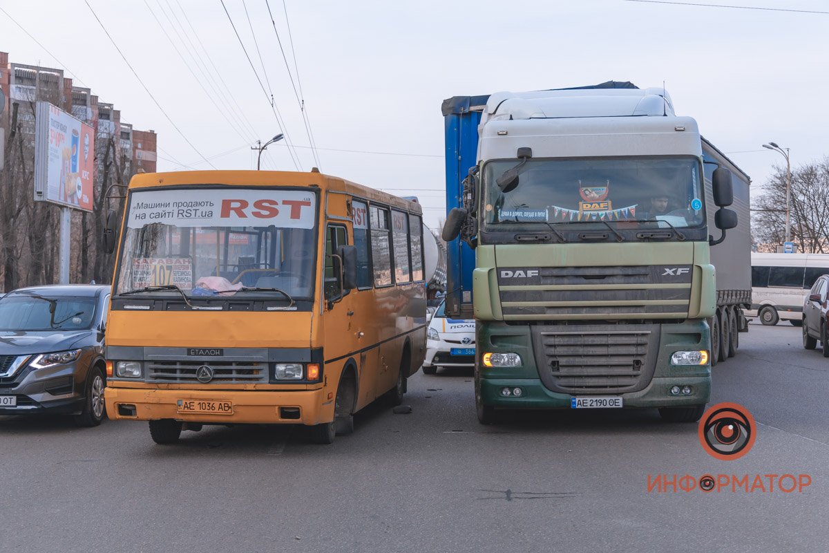 В Днепре на Запорожском шоссе столкнулись фура и маршрутка №107: образовалась пробка 17