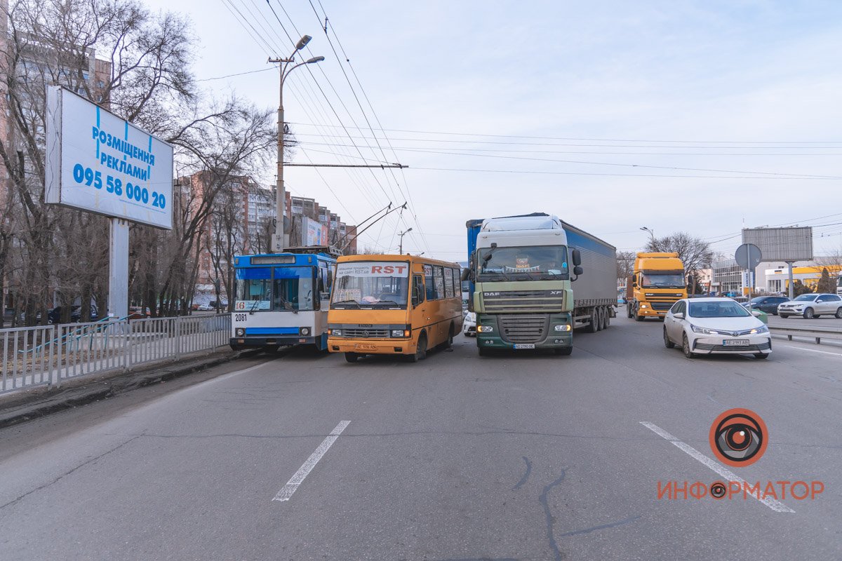 В Днепре на Запорожском шоссе столкнулись фура и маршрутка №107: образовалась пробка 18