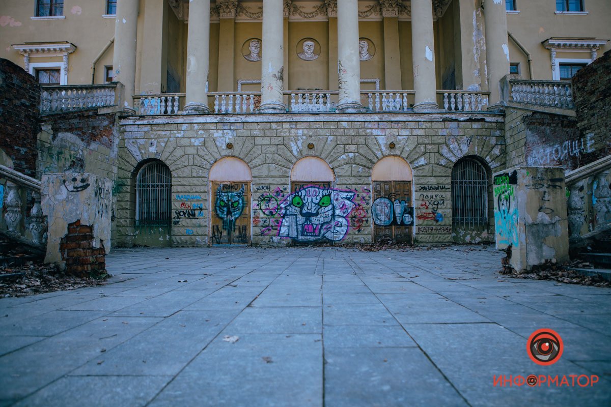 Необычное здание в увядающей части парка Шевченко сейчас служит дворцом студентов