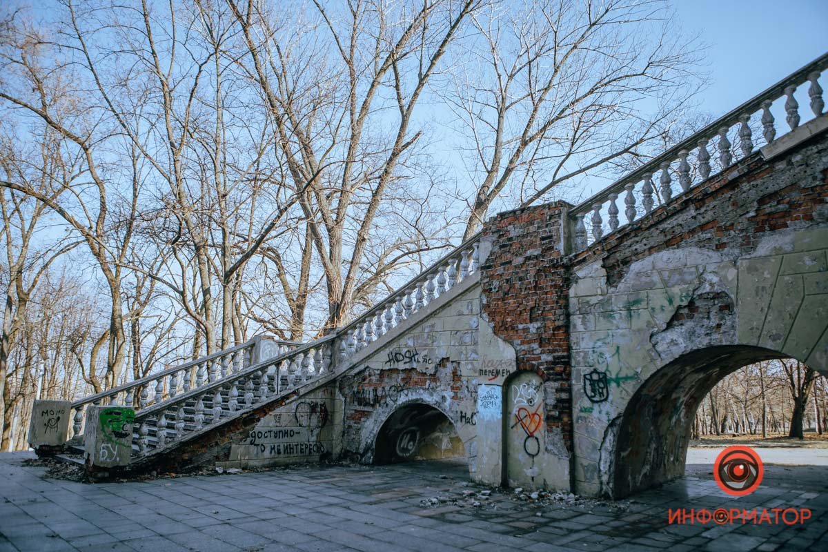 Позднее - с 1791 года здание пустовало, со временем его перестроили под дом дворянских собраний