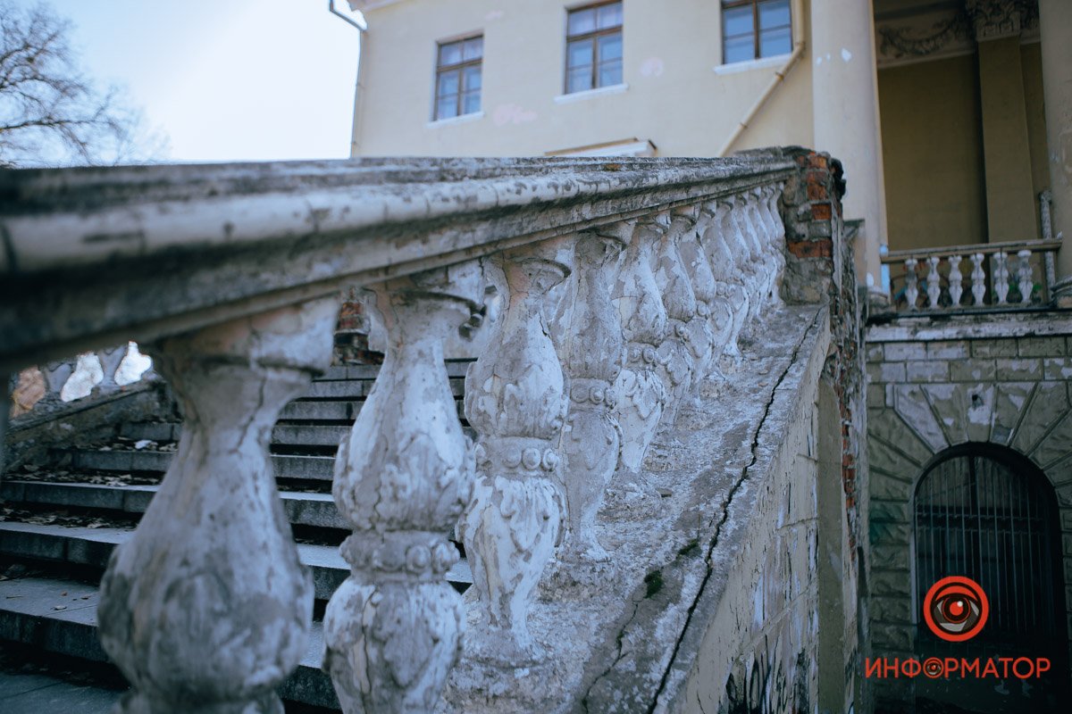 От прежнего величия остались лишь пепел, стены и колонны.