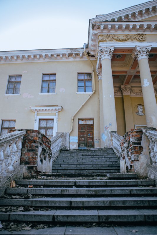 Здание выполнено в стиле классицизма