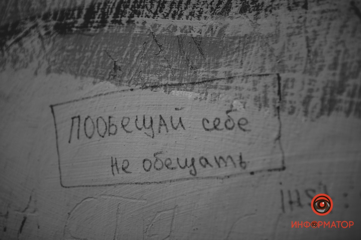 Главный корпус помещает в себе несколько парадных помещений и огромный двухцветный зал по центру